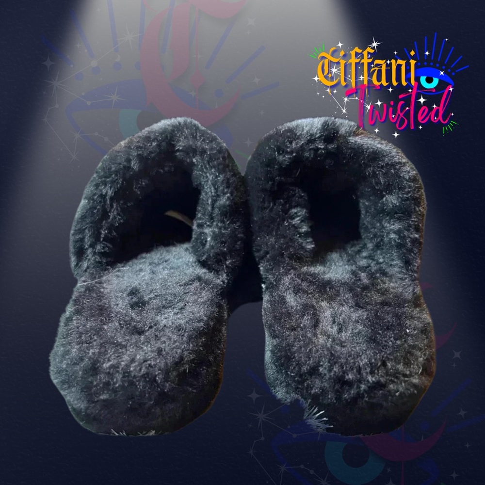🖤 NWOT Black Fuzzy Platform Slippers – Size 7 | Cozy & Stylish! - Picture 4 of 10